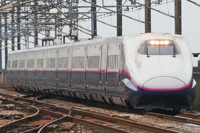 【JR東】E2系J71編成使用の「上越新幹線開業35周年記念」号を燕三条駅で撮影した写真