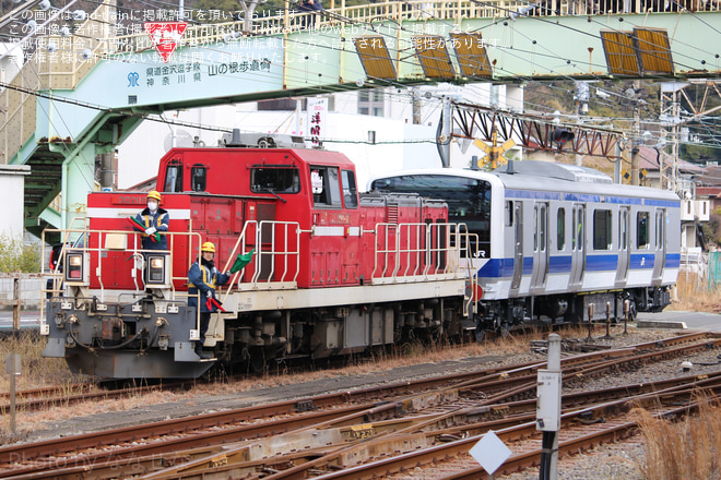 【JR東】E531系1両(クハE531-17) J-TREC横浜事業所出場 甲種輸送を逗子駅で撮影した写真