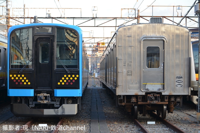 【JR東】205系T14編成が分割された状態でE131系T8編成と横並びで留置を鎌倉車両センター中原支所で撮影した写真