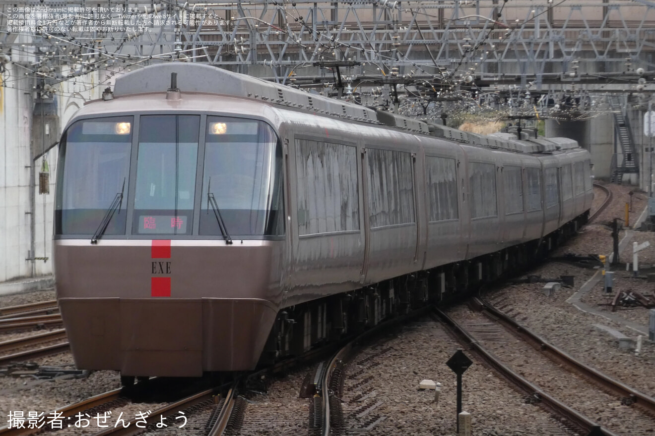 【小田急】30000形30057F+30257F(30057×4+30257×6)を使用した特別団体専用列車の拡大写真