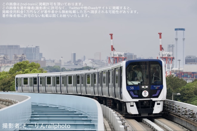 【ゆりかもめ】SusHi Tech Tokyo 2024ヘッドマークが取り付けを台場駅で撮影した写真