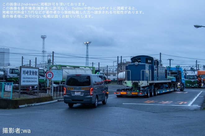 【日新】D504が川崎貨物へ陸送を不明で撮影した写真